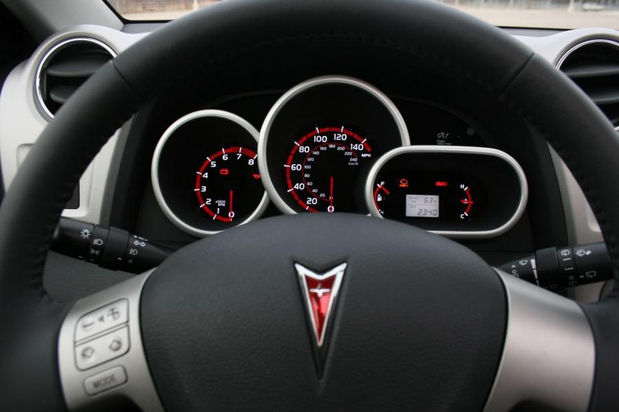 Панель приборов Pontiac Vibe GT 2009 года  (фото 30 из 42)
